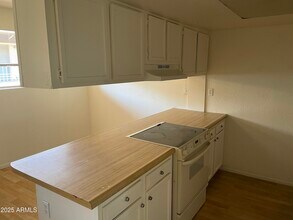 2002 E Sweetwater Ave-Unit -205 in Phoenix, AZ - Building Photo - Building Photo