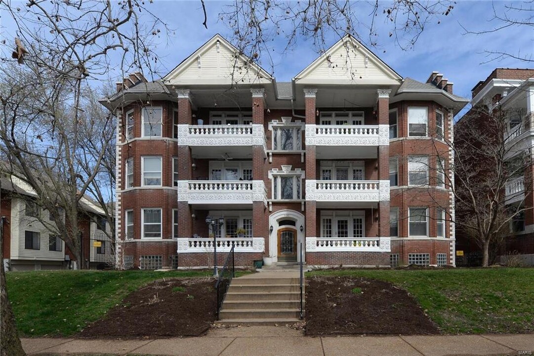 5561 Waterman Blvd in St. Louis, MO - Building Photo