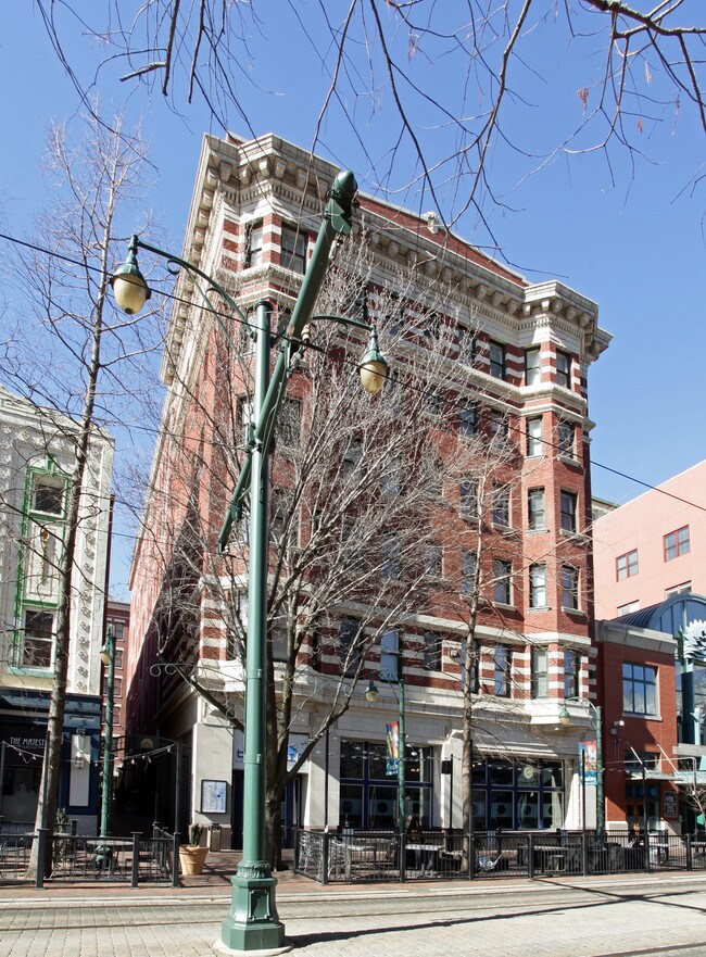 135 S Main St in Memphis, TN - Foto de edificio - Building Photo