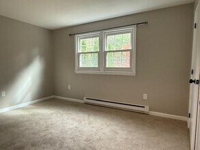 1 Charleston Ave in Londonderry, NH - Building Photo - Building Photo