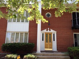 7033 W 99th St in Chicago Ridge, IL - Building Photo