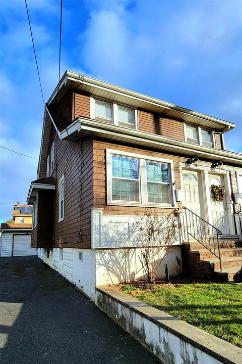 361 Cheves Ave in Staten Island, NY - Building Photo