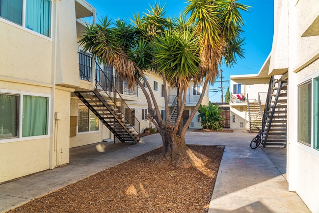 Courtyard Terrace in San Diego, CA - Building Photo - Building Photo