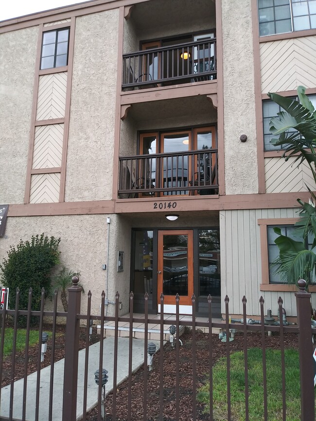 Roscoe Tower in Canoga Park, CA - Foto de edificio - Building Photo