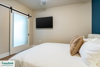 300 E Broad St, Unit 350 in Savannah, GA - Foto de edificio - Building Photo