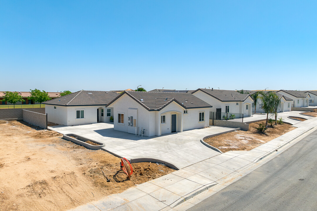 9717-9713 Krista Vineyard Way in Bakersfield, CA - Foto de edificio