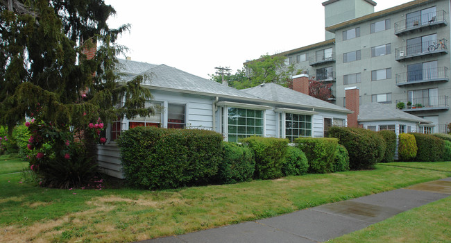 Monroe Court in Corvallis, OR - Foto de edificio - Building Photo