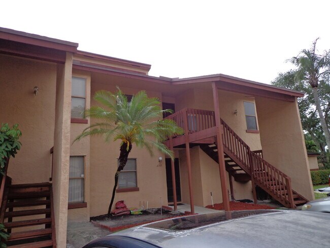 2306 Lakeview Dr W in Royal Palm Beach, FL - Building Photo - Building Photo