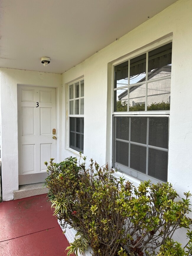 1948 NE 172nd St, Unit 3 in North Miami Beach, FL - Building Photo - Building Photo