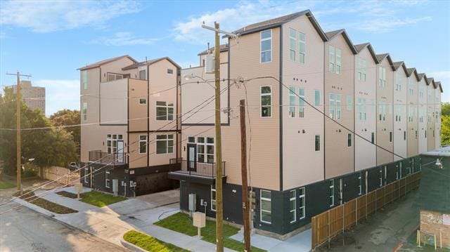 727 W 10th St in Dallas, TX - Foto de edificio - Building Photo