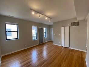 4817 N Christiana Ave, Unit 1W in Chicago, IL - Foto de edificio - Building Photo