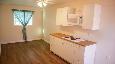 1347 Genevieve St, Unit B in San Bernardino, CA - Foto de edificio - Building Photo