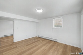22 Treat Ave in Stamford, CT - Foto de edificio - Building Photo