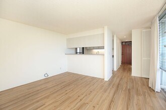 2600 Pualani Way in Honolulu, HI - Building Photo - Building Photo