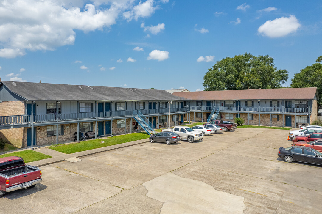 Ashlyn Park Apartments in Groves, TX - Building Photo