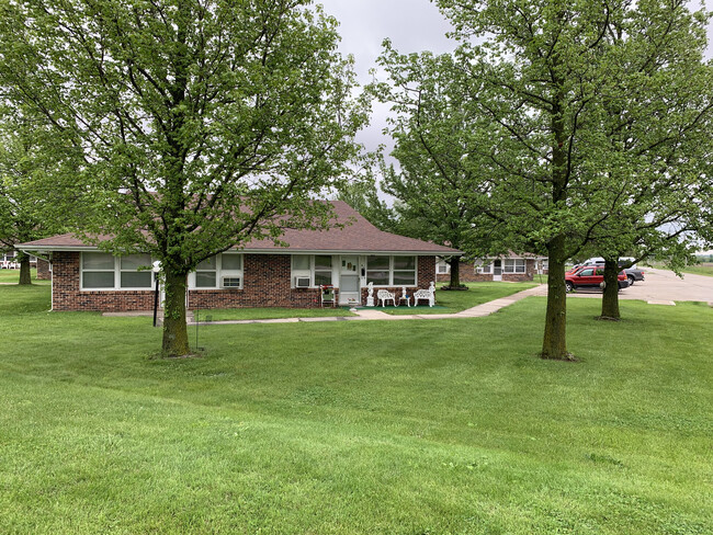 Town and Country Apartments in Shelbina, MO - Building Photo - Building Photo