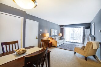 Three Oaks Apartments in Troy, MI - Building Photo - Building Photo