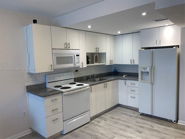 677 SW 9th Ave, Unit #303 in Miami, FL - Building Photo - Building Photo