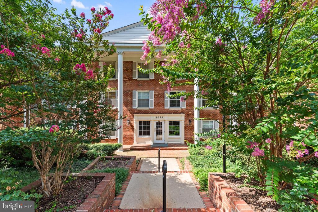 7621 Provincial Dr in McLean, VA - Building Photo