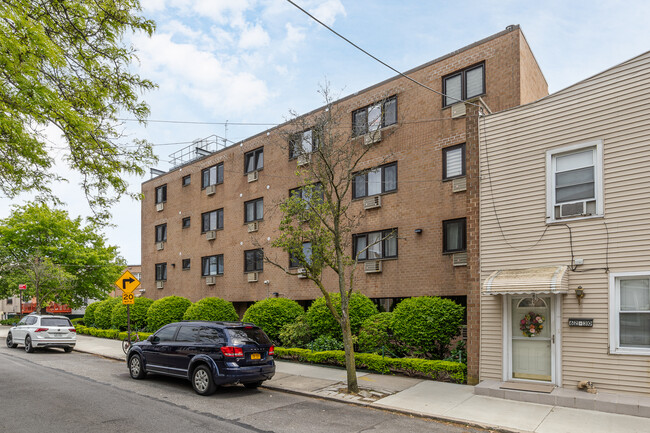 6236 59th Dr in Maspeth, NY - Building Photo - Building Photo