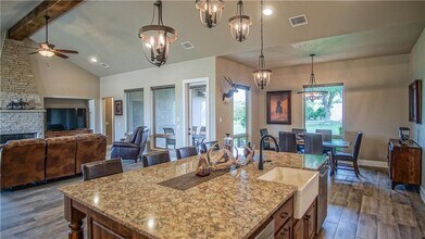 100 Savannah Ct in Blanco, TX - Foto de edificio - Building Photo