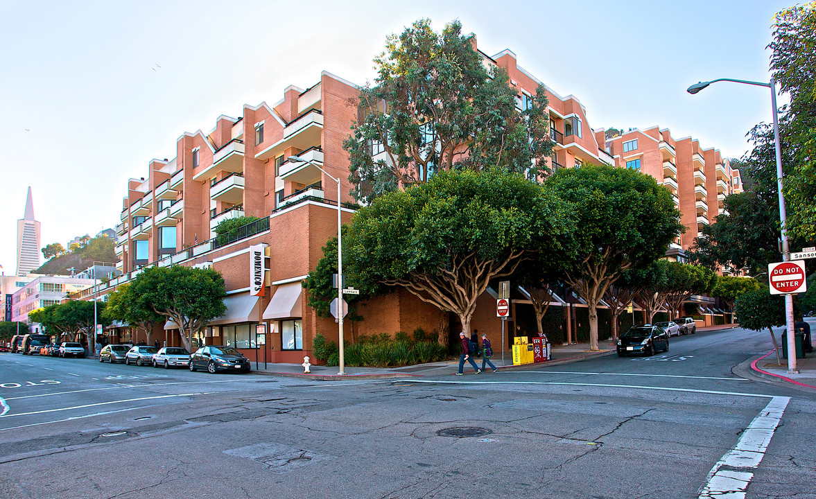 101 Lombard St in San Francisco, CA - Building Photo