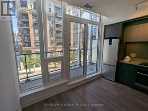 395 Square One Dr in Mississauga, ON - Building Photo - Building Photo