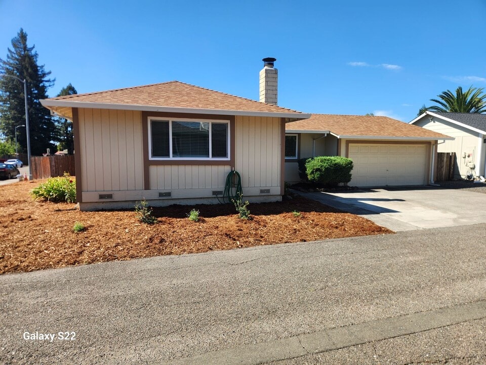7338 Corsica Ct in Rohnert Park, CA - Building Photo