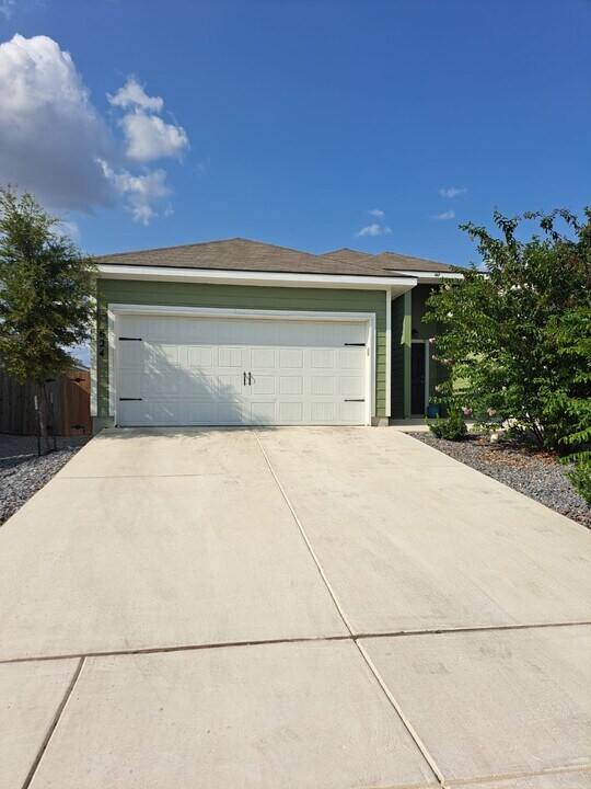 624 Heathers Wy in Seguin, TX - Building Photo