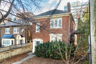 249 Roehampton Ave in Toronto, ON - Building Photo