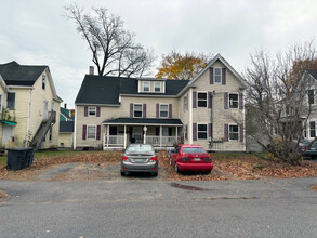 82 Whitney St in Auburn, ME - Foto de edificio - Building Photo