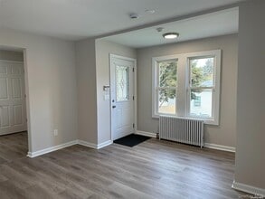 303 Nassau Rd in Huntington, NY - Building Photo - Building Photo