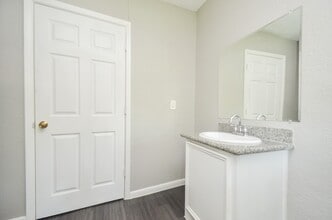 206 Winkin Ave in Crosby, TX - Building Photo - Building Photo