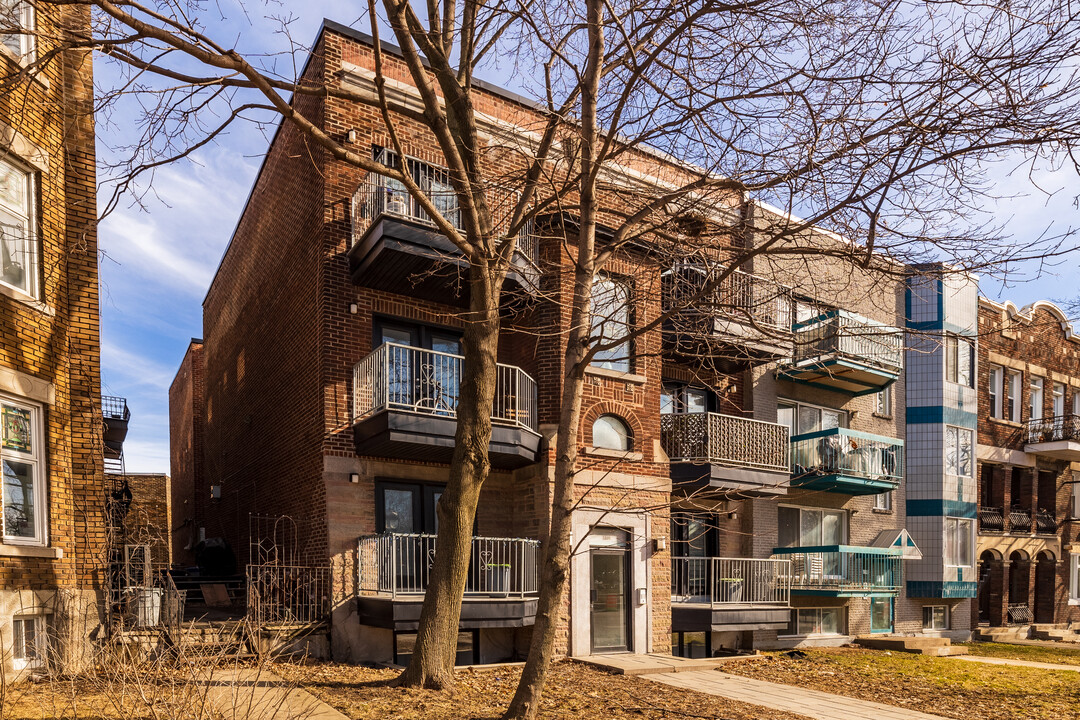 2384 Sherbrooke St E in Montréal, QC - Building Photo