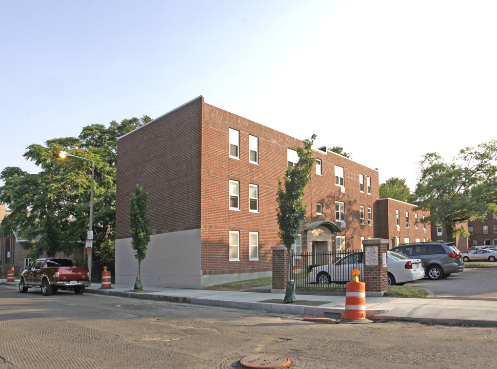 10-54 Hammond St in Boston, MA - Building Photo