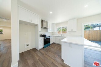 8430 Glenoaks Blvd in Los Angeles, CA - Building Photo - Building Photo