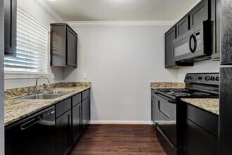 1600 W T C Jester Blvd in Houston, TX - Building Photo - Building Photo