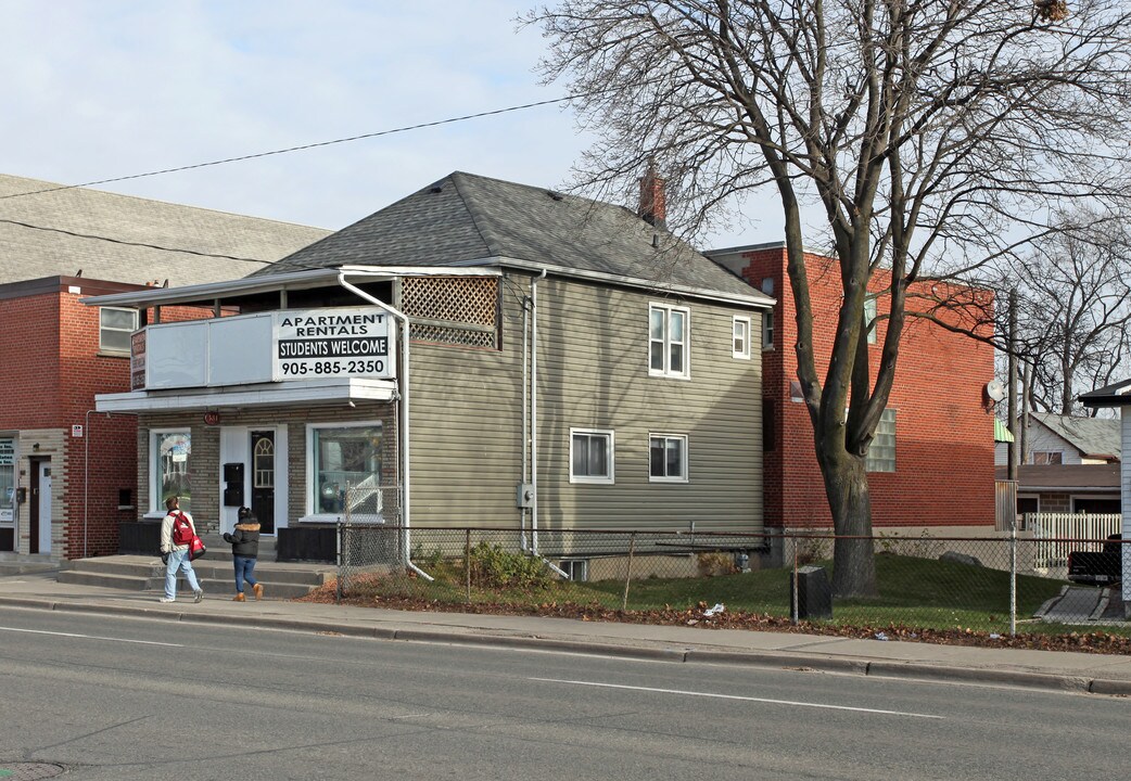 381 Simcoe St S in Oshawa, ON - Building Photo