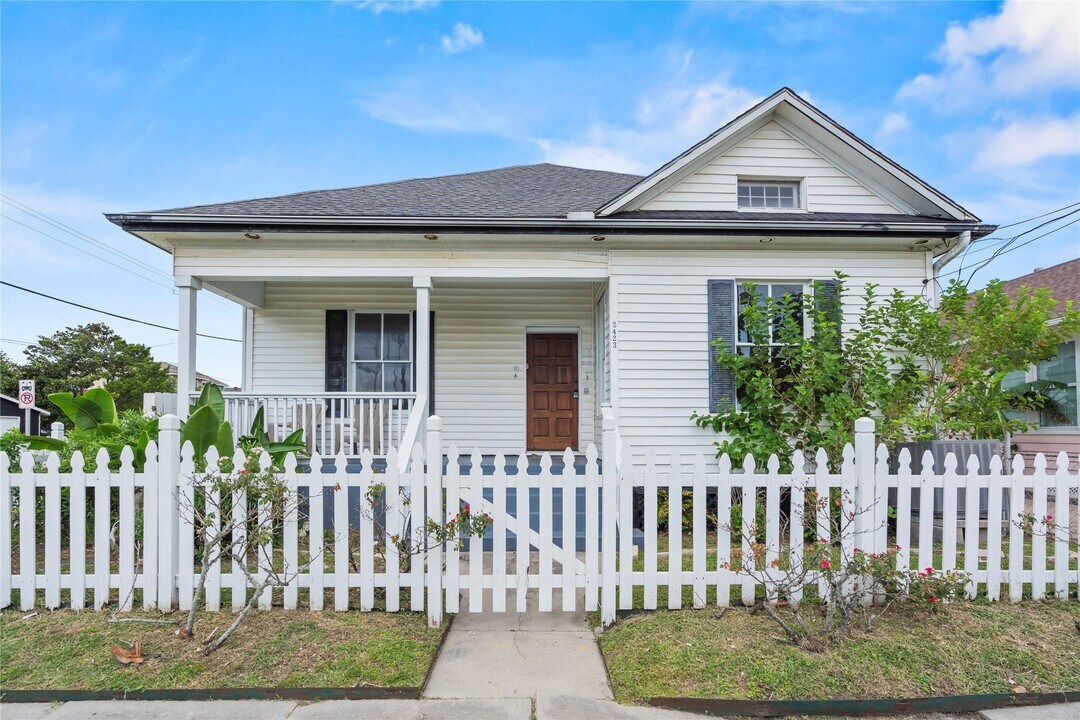 2423 37th St in Galveston, TX - Building Photo