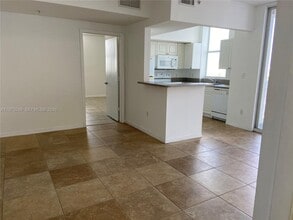 1 Glen Royal Pkwy in Miami, FL - Foto de edificio - Building Photo