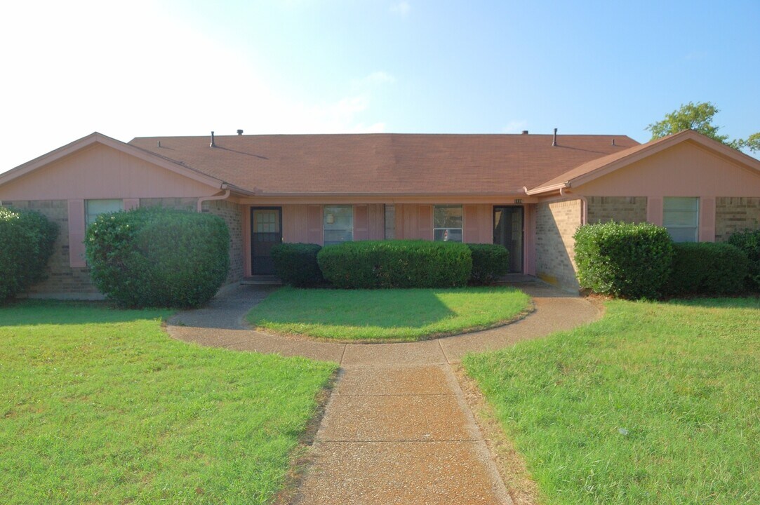 1118 N Nolan River Rd in Cleburne, TX - Building Photo