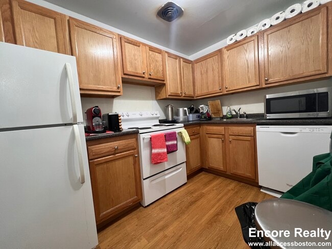 316 Tappan St, Unit 1B in Brookline, MA - Building Photo - Building Photo