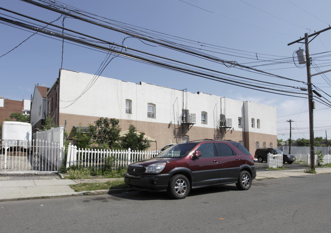 602-606 Livingston St in Elizabeth, NJ - Building Photo - Building Photo