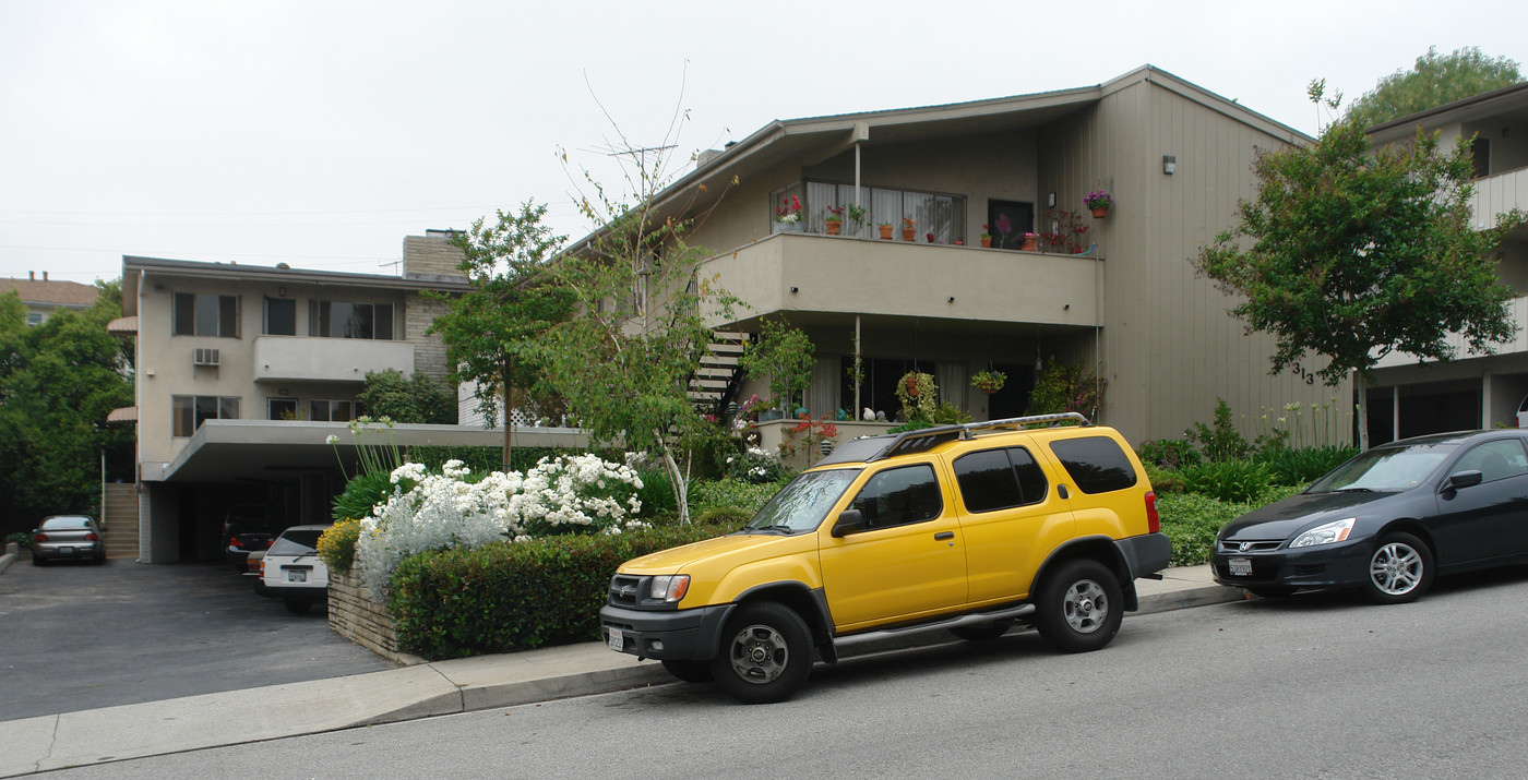 313 Raymondale Dr in South Pasadena, CA - Foto de edificio