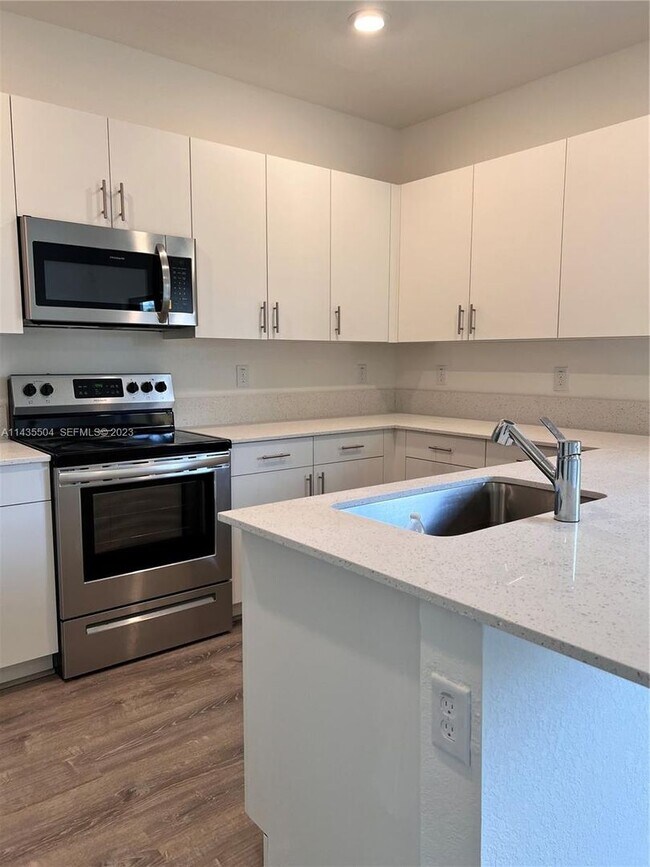 925 NE 211th St in North Miami Beach, FL - Building Photo - Building Photo