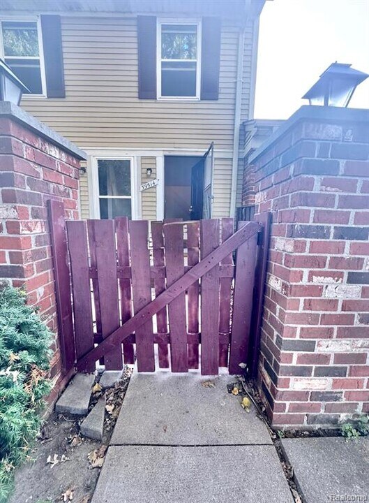 39514 Old Dominion Dr in Clinton Township, MI - Building Photo