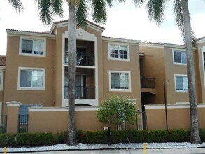 7970 N Nob Hill Rd in Tamarac, FL - Building Photo - Building Photo