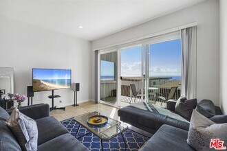 18103 Coastline Dr in Malibu, CA - Building Photo - Building Photo