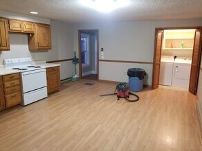 47 Main St, Unit 2 in Norridgewock, ME - Foto de edificio - Building Photo