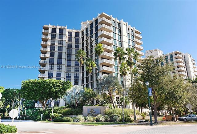 1121 Crandon Blvd, Unit D206 in Key Biscayne, FL - Foto de edificio